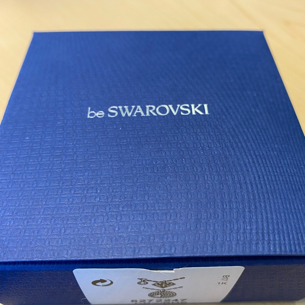 NIB Swarovski Necklace - Picture 2 of 2